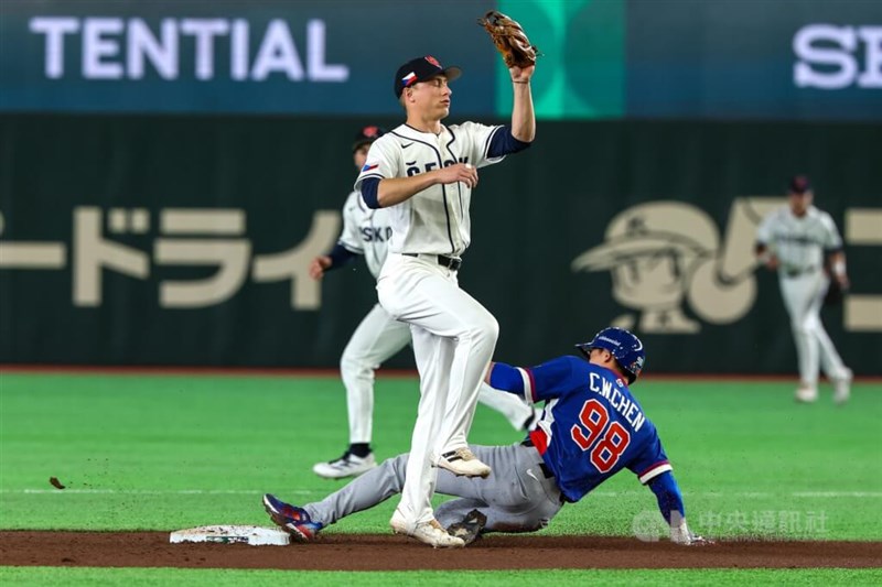 2回表、走者・陳晨威（青のユニフォーム）が盗塁を成功させた＝2026年3月7日、中央社記者王騰毅撮影