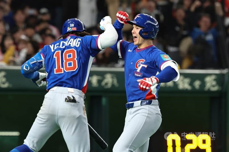 8回表、スチュアート・フェアチャイルド（右）が2ラン本塁打を打って逆転し、チームメートとエルボータッチで喜びを分かち合った＝2026年3月8日、中央社記者王騰毅撮影