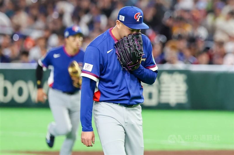 5回からリリーフ登板した陳柏毓（手前）、2ラン本塁打を浴びて降板した＝2026年3月5日、中央社記者王騰毅撮影