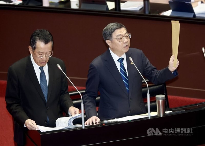 国民党立法委員の質疑に答える卓栄泰行政院長（右）。左は顧立雄国防部長＝3月10日、台北市