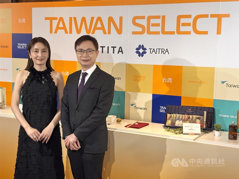 「フーデックスジャパン2026」台湾パビリオンの記者会見に出席した俳優の矢田亜希子さん（左）と台湾貿易センターの黄志芳董事長＝3月9日、東京