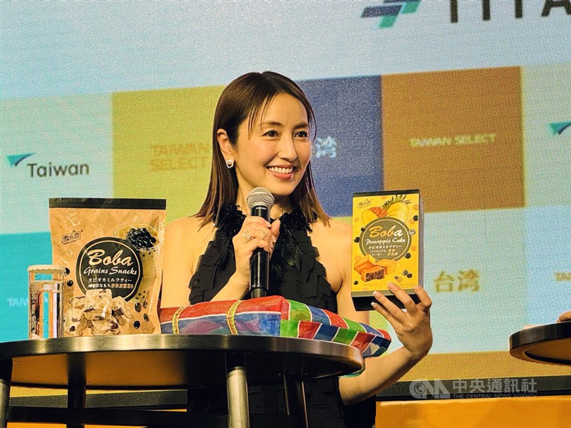 台湾の市場でよく使われる「漁師網バッグ」（茄芷袋）にタピオカミルクティー味のお菓子の詰め合わせたギフトをプレゼントされた矢田亜希子さん＝3月9日、東京