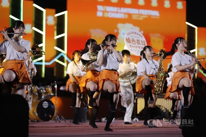 台湾ランタンフェスティバルの会場でパフォーマンスを披露する京都橘高校吹奏楽部のOGら＝3月10日、嘉義県