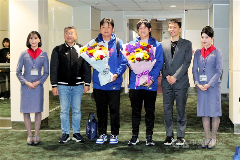 （左2人目から右へ）台湾プロ野球（CPBL）の蔡其昌会長、WBC台湾代表の曾豪駒監督、代表メンバー最年長の陳冠宇投手、李洋運動部長（スポーツ相）＝3月11日、桃園国際空港