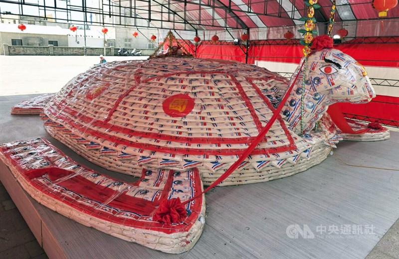 約1万3000袋のコメを使って作られたコメの亀