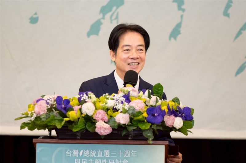 総統直接選挙30周年記念シンポジウムであいさつをする頼清徳総統＝3月14日、台北市（総統府提供）