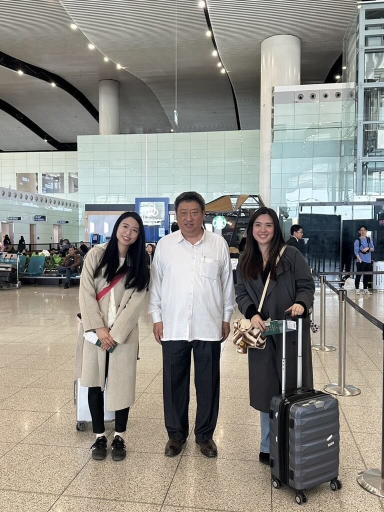 日本政府手配のチャーター機でサウジアラビアから東京に到着した2人の台湾人（左右）。中央は駐サウジアラビア代表（大使に相当）の張治平さん（外交部提供）