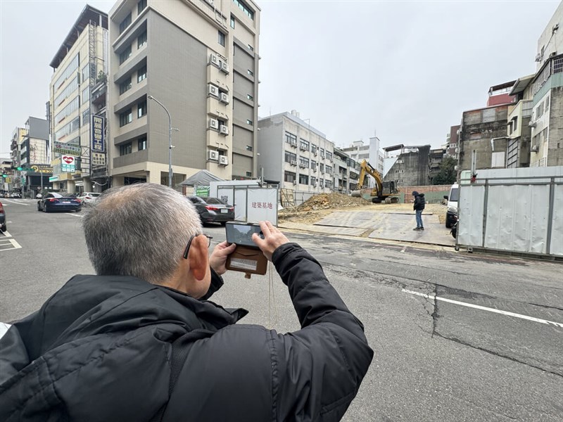 父親の坂一が現在の台中市で開いていた産婦人科医院の跡地を訪れ、写真を撮る石津宏さん＝2026年3月16日、中央社記者蘇木春撮影
