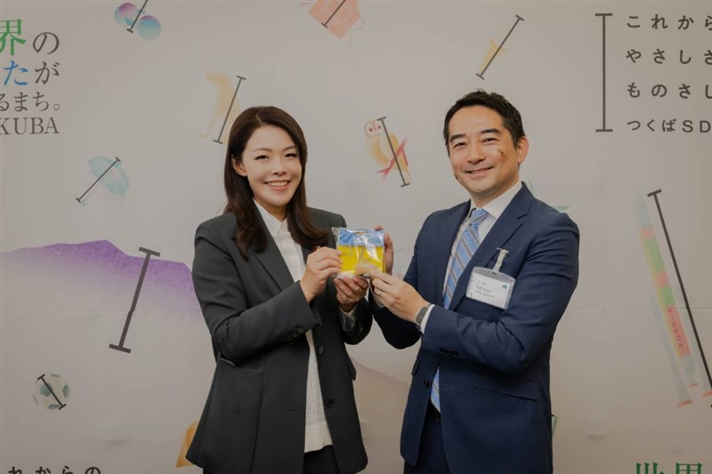 新竹市の高虹安市長（左）から台湾の飲料チェーン大手「50嵐」のグッズを受け取るつくば市の五十嵐立青市長＝3月17日、つくば市（新竹市政府提供）