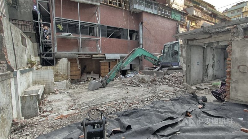 日本統治時代から残るとみられる構造物を取り壊したショベルカー＝3月19日、台中市