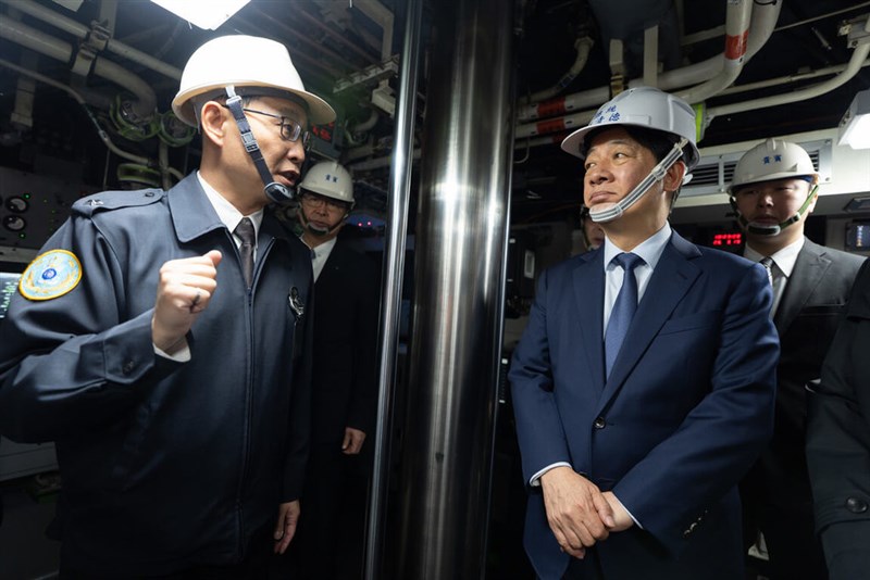 関係者から説明を受ける頼総統（手前右）＝3月19日、高雄市（総統府提供）