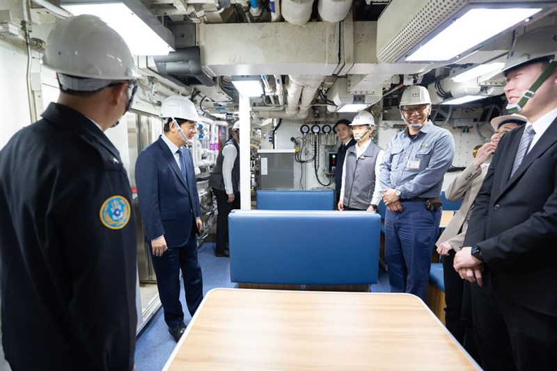 初めて外部に公開された国産潜水艦試作艦「海鯤」の内部の様子＝3月19日、高雄市（総統府提供）