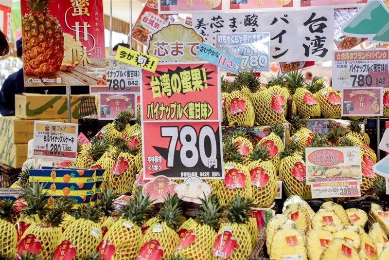 山口県山口市のスーパーで販売されている嘉義県産パイナップル＝嘉義県政府提供