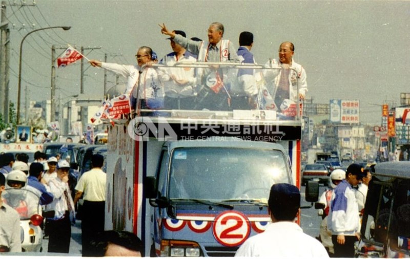 国民党から総統選に立候補した李登輝氏（車上中央）は、投票日数日前、南部・高雄県（当時）を訪れ、各地を回り支持を呼びかけた。選挙カーに乗り、右手で自身の番号「2番」を示すジェスチャーを掲げた（1996年3月18日）