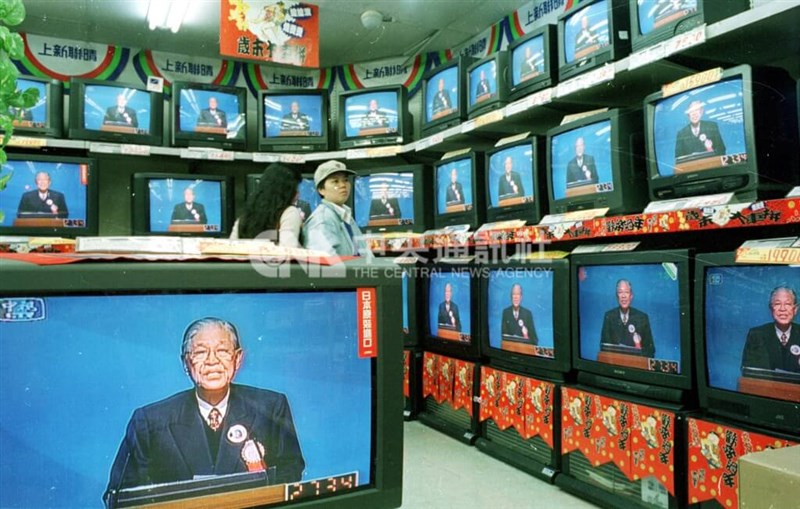 中華民国史上初の総統選の立候補者によるテレビ政見発表会は、1996年2月25日に生中継された。写真は台北市内の家電量販店。政見を発表する国民党の公認候補、李登輝氏がテレビ画面に並んだ（1996年2月25日）
