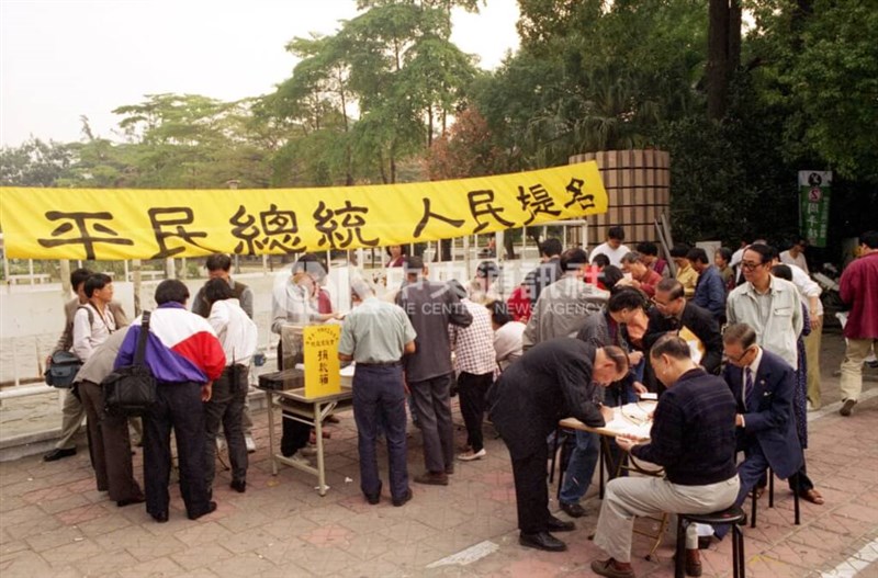 国民党の李登輝氏が総統続投を目指す一方、台北市長や台湾省長、内政部長（内相）、司法院長などの要職を歴任した林洋港氏は、市民の署名によって総統選挙への出馬資格を得た。そのため1995年末、国民党から除名処分を受けた。写真は、高雄市内の公園前で署名活動を行う林氏の後援会（1995年11月30日）