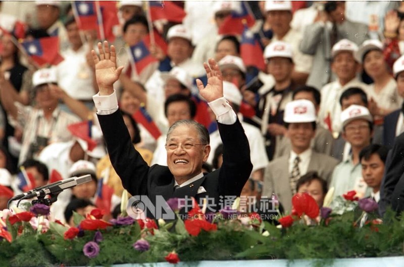 初の直接選挙で選出された総統・副総統となった李登輝氏と連戦氏の就任式は1996年5月20日、桃園県立体育館（当時）で開催された。李氏は第9代中華民国総統に就任し、両手を高く掲げてあいさつした（1996年5月20日）