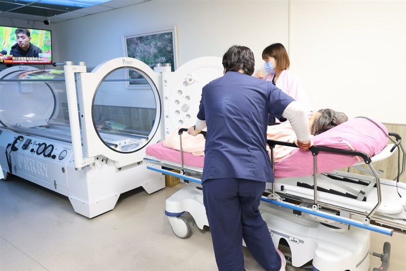 犬に全身約200カ所をかまれ、高圧酸素治療を受ける女性（右）＝衛生福利部彰化医院提供