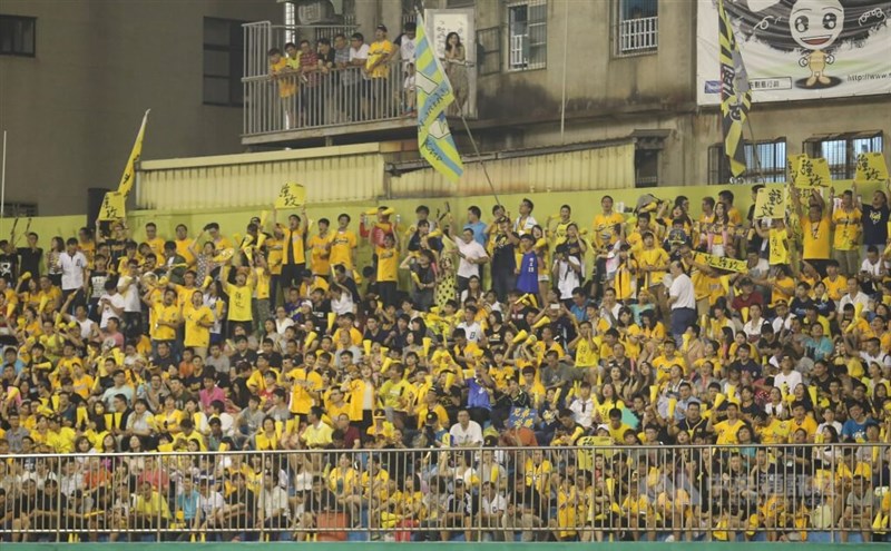 2015年、後期王者決定戦の際の様子。隣接する住宅のベランダで観戦するファンの姿も見える