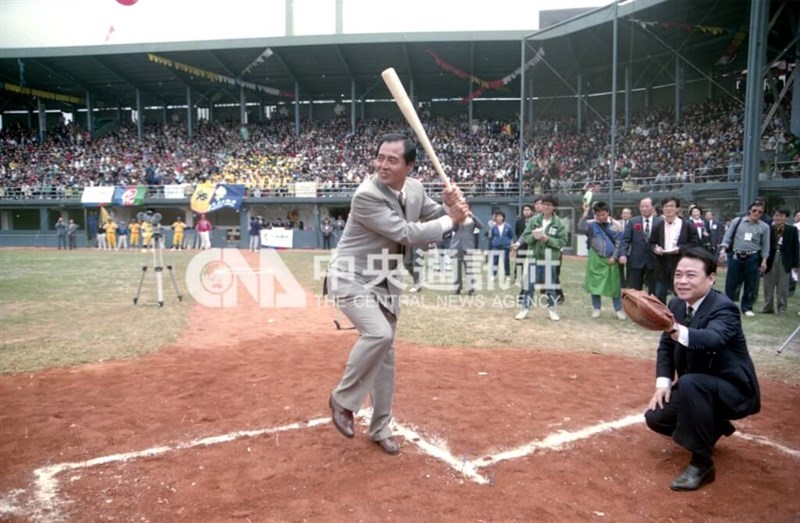 台湾プロ野球の1戦目。開幕を記念するセレモニーでは王貞治さんがバッターボックスに立った