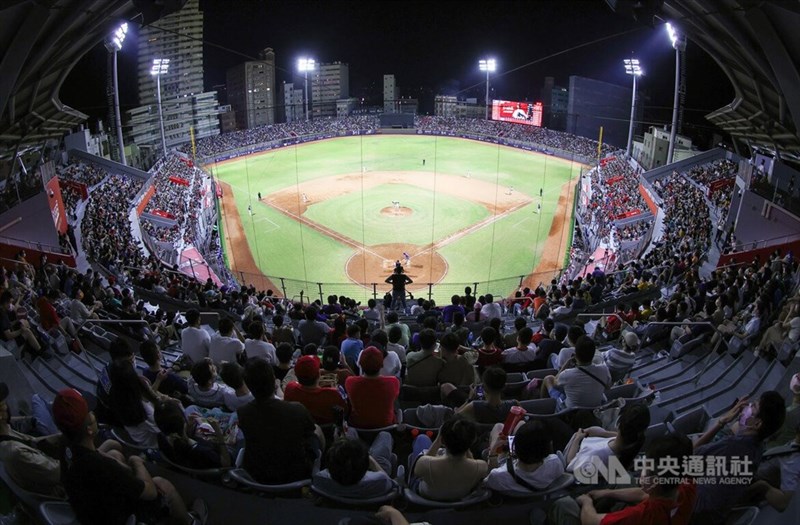 2022年7月22日、建て替え後の1戦目には多くの観客が集まった。だが翌23日を最後にプロ野球での使用は取り止められた