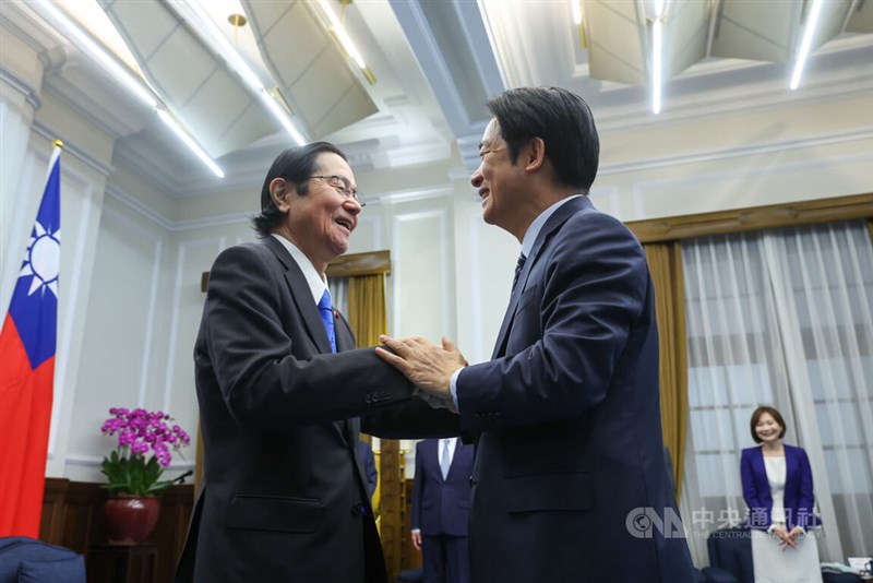 笑顔で握手を交わす衛藤征士郎元衆院議員（左）と頼清徳総統＝3月24日、台北市