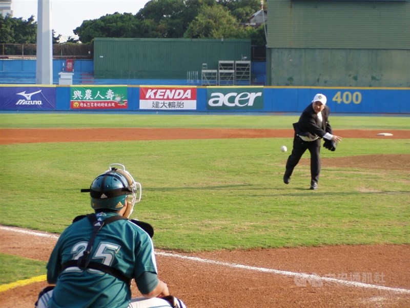 台湾プロ野球では2009年に二軍が始まった。開幕戦は台中野球場で行われた