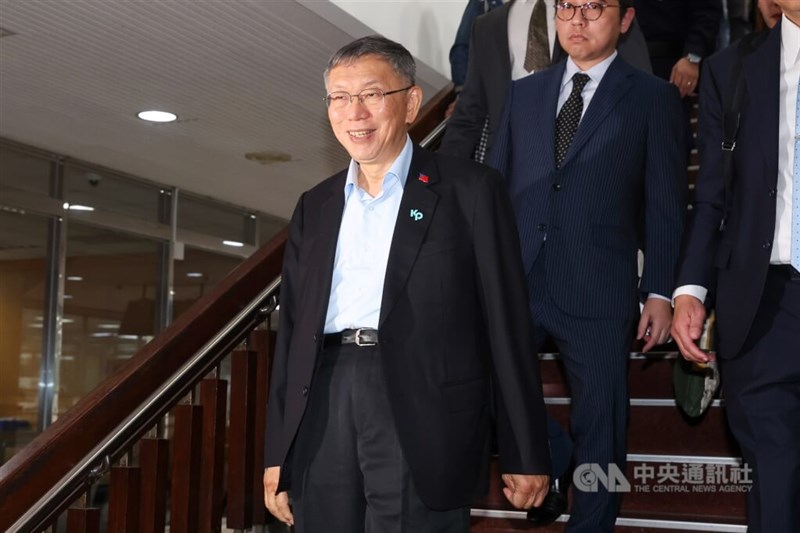 判決を言い渡された後、報道陣の前に現れる柯文哲被告。笑顔を見せるも質問には答えなかった＝3月26日、台北市