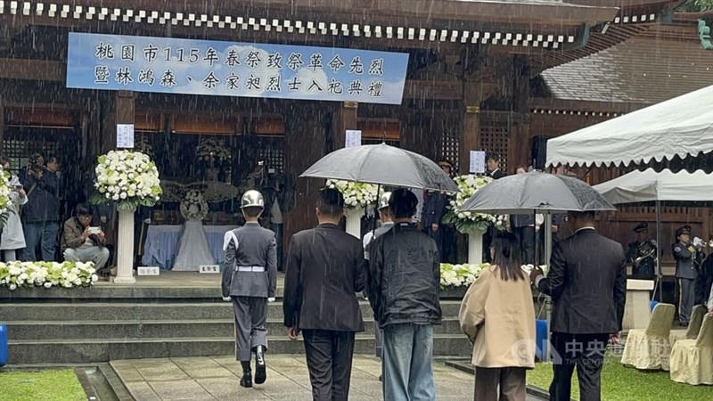 雨の中で行われた余家昶さん、林鴻森さんの合祀慰霊式＝3月27日、桃園市