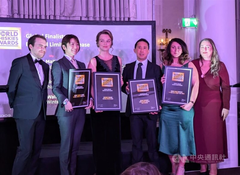 「万家香」の代理として授賞式に出席したWeiluo Leeさん＝3月25日、ロンドン