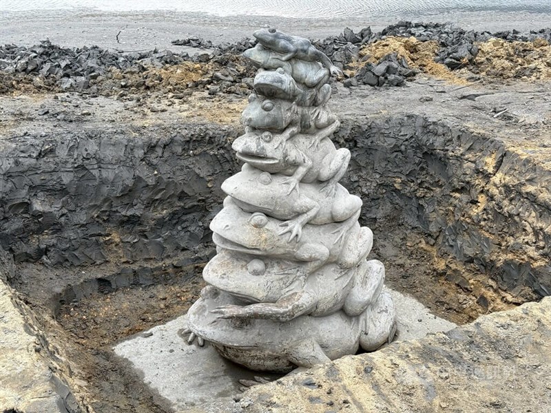 水位が下がり、ヘドロが取り除かれて全体が露出した南投県日月潭のカエル像＝2026年3月27日、中央社記者蕭博陽撮影