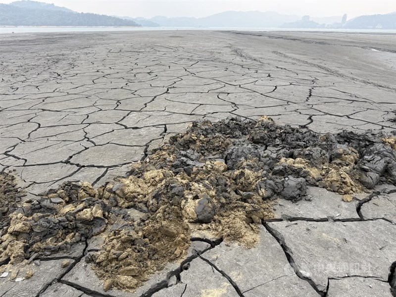水位が下がり、湖底のヘドロが露出してひび割れた日月潭＝2026年3月27日、中央社記者蕭博陽撮影
