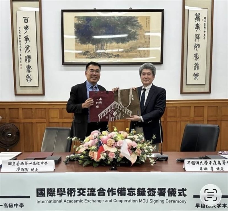 姉妹校締結を喜ぶ台南第一高の廖財固校長（左）と早稲田大本庄高の半田亨学院長＝3月27日、台南市（台南第一高提供）