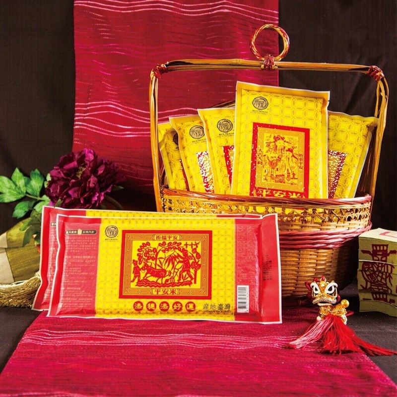 冥銭「金紙」を模したデザインのコメの商品＝農糧署提供