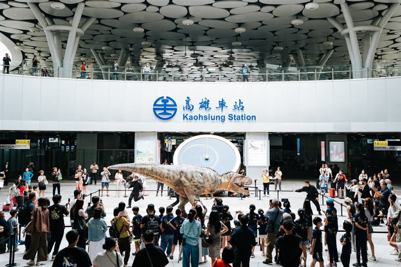 3日から6日までの4連休中に高雄市で行われるイベントPRのため、台湾鉄路高雄駅で行われた体験型恐竜ライブショー「DINO-A-LIVE」のパフォーマンス＝高雄市政府教育局提供