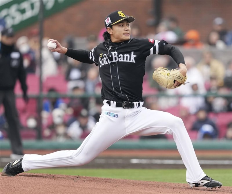 台湾投手として11年ぶりに初登板初先発初勝利を達成したソフトバンクの徐若熙＝4月1日、仙台市（共同通信社提供）