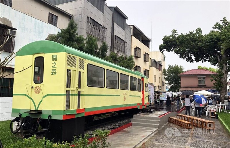 読書空間として生まれ変わった阿里山森林鉄道の引退客車＝4月1日、嘉義市