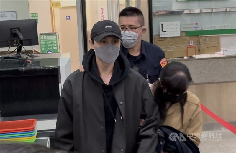 兵役逃れの疑いで取り調べを受けた歌手で俳優のプリンス（王子＝本名邱勝翊、手前左）＝4月1日、新北市