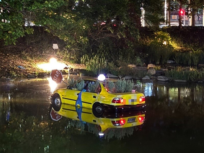 高雄市の市立美術館園区に設置されたアート作品＝高雄市政府警察局鼓山分局提供