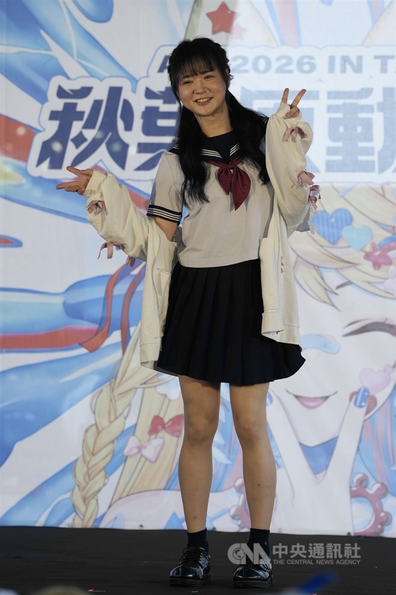 女装系インフルエンサーのひめにぃ様＝4月3日、台北市