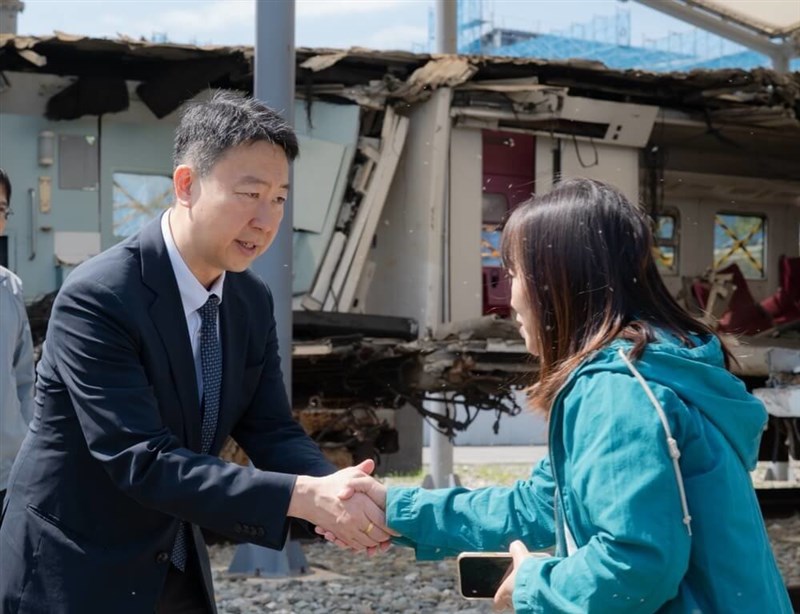 タロコ号事故犠牲者の遺族（右）と握手を交わす陳世凱交通部長＝4月2日、桃園市（交通部提供）
