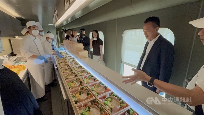 山嵐号では、沿線観光や地元の食材を使った料理を楽しめる＝4月3日、嘉義県