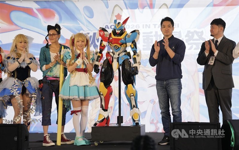 「A.C.F秋葉原動漫祭」の開幕式に出席した蒋万安台北市長（右から2人目）、イベントのアンバサダーでコスプレーヤーのえなこさん（左から3人目）＝4月3日、台北市