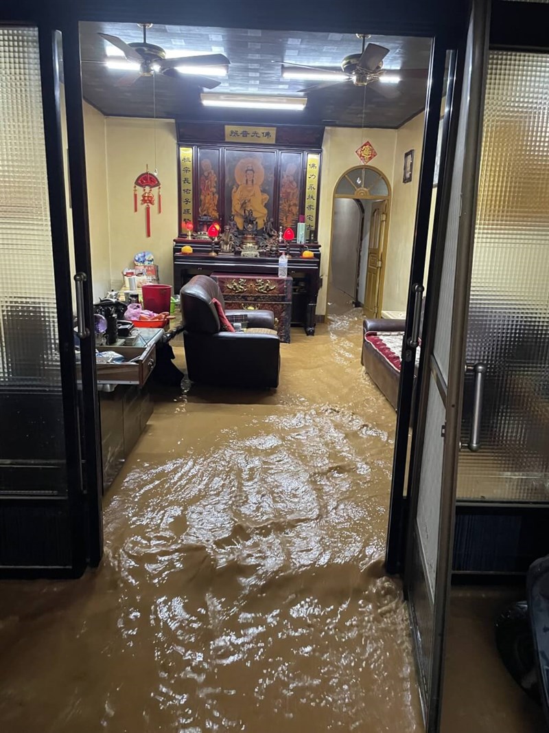 大雨の影響で泥流に埋め尽くされた中部・苗栗県内の民家＝市民提供