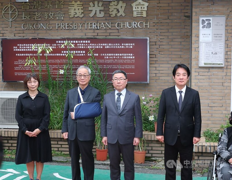 「移行期正義の意義ある場所」の案内板除幕式に出席した頼清徳総統（右端）、李遠文化部長（左から2人目）＝4月5日、台北市