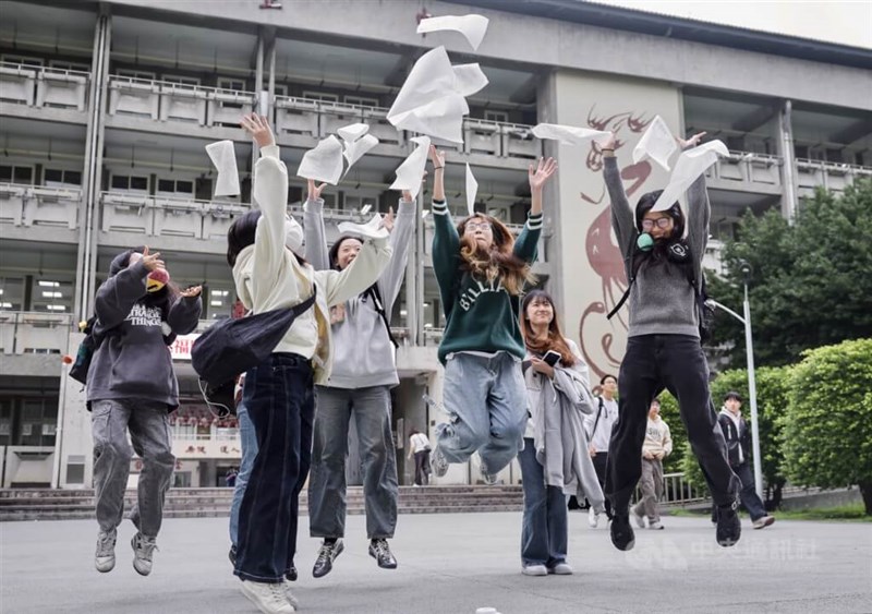 大学入学試験「大学学科能力試験」を終えて喜ぶ受験生＝中央社資料写真