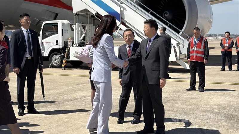 上海の空港で国台弁の宋濤主任（手前右）から出迎えを受ける鄭麗文・国民党主席＝4月7日