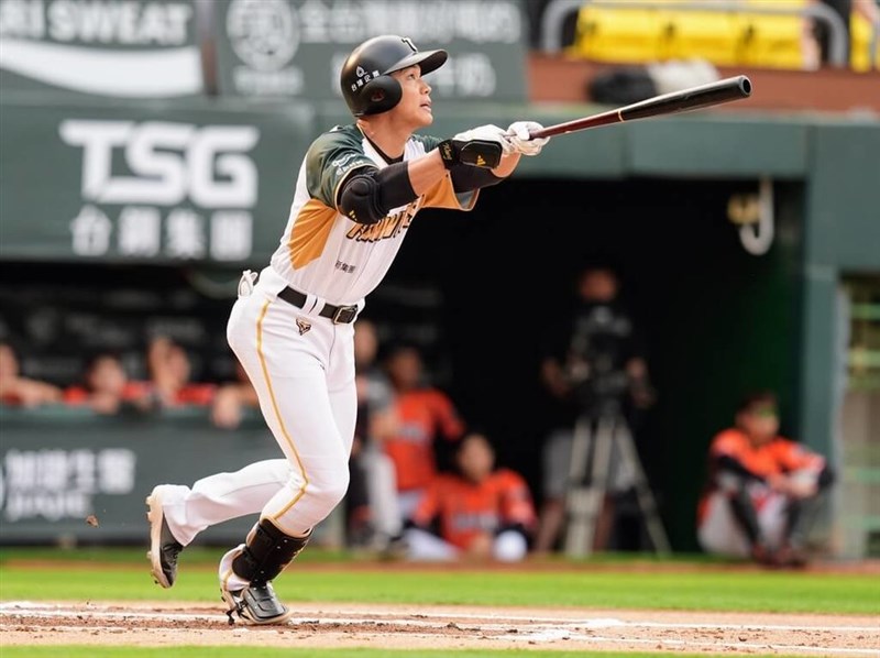 約8年ぶりにマルチ本塁打を決めた台鋼ホークスの王柏融＝4月6日、高雄市（球団提供）