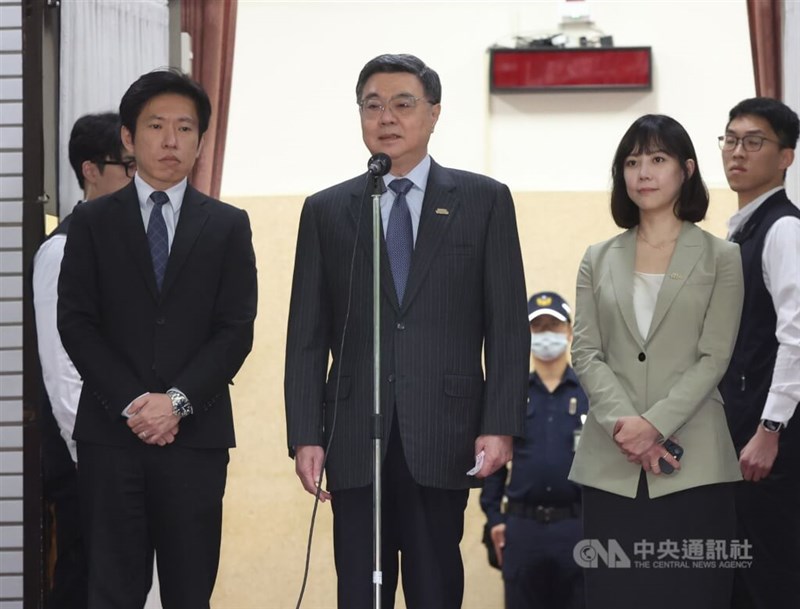 鄭麗文・国民党主席の訪中についてコメントする卓栄泰行政院長＝4月7日、台北市