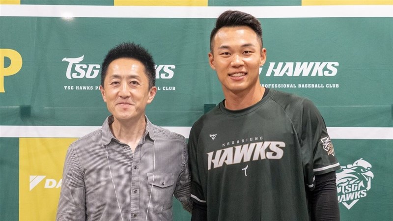 高雄市内で再開を果たした岩本賢一さん（左）と王柏融選手＝台鋼ホークス提供